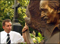 Андрій Чорновіл на могилі батька