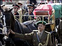 Arafatova rakev zahalená palestinskou vlajkou
