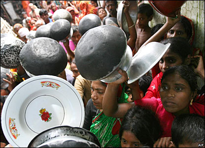 Phụ nữ và trẻ em đợi đồ viện trợ ở ngoại ô thủ đô Dhaka.