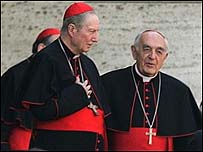 O cardeal Roberto Tucci (direita)