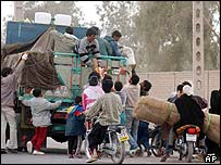 भूकंप से पीड़ित बेघर लोग 