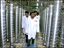 دیدار احمدی نژاد از تاسیسات غنی سازی اورانیم نطنز در آوریل گذشته 
