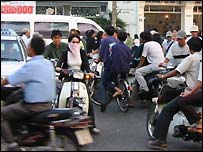 Dân chúng lách đường không khác gì kiểu lách luật trong làm ăn buôn bán