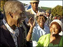 Presidente Mbeki com eleitoras na África do Sul
