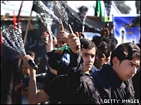 Iráčtí muži slavící svátek ašúra