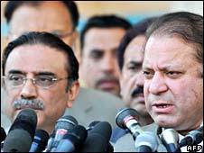 Ông Nawaz Sharif (phải ) và ông Asif Zardari