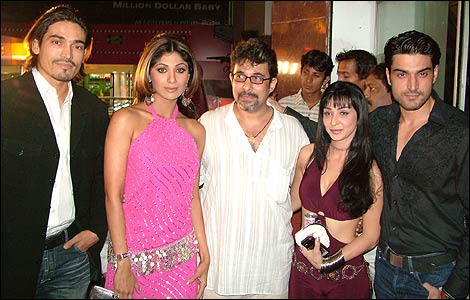 Cast and crew from the film Khamosh