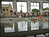 ويرانه به جا مانده از سالن ورزش مدرسه بسلان