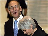O primeiro-ministro em exercício, Ehud Olmert, vota em Israel