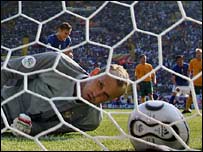 托蒂的点球挂进澳大利亚球门右上角的一刻