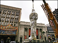 कोडेक थियेटर के सामने लगाई गई 32 फुट ऊँची ऑस्कर की प्रतिमा