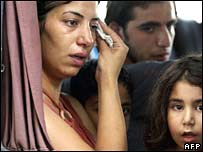 Một phụ nữ Li-băng khóc trong lúc cùng gia đình sơ tán khỏi thành phố Tyre ở miền nam