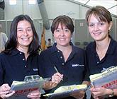 Merched ymchwil BBC Cymru yng nghefn y llwyfan 