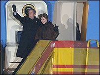 George W. Bush e sua mulher, Laura, deixam a Alemanha