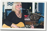 Un o'r perfformwyr, Heather Jones