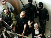 Atiradores do Fatah dentro do prédio do Parlamento em Ramallah, na Cisjordânia