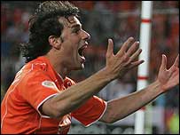 Atacante holandês marcou por sua equipe aos 81 do segundo tempo