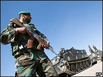 Lính gác ngoài nhà tù Pul-e-Charkhi 