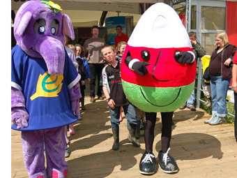 Hwyl a sbri yng ngwmni Eli'r Eliffant, Mistar Urdd a'r Brodyr Gregory!