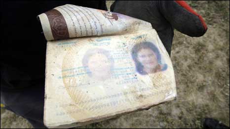 عامل إنقاذ في ساليباجا بجزيرة ساموا يحمل صورة جواز سفر أسترالي عثر عليه وسط الحطام الذي خلفه التسونامي