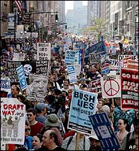 Demonstrace Bushových odpůrců v New Yorku