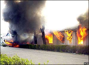 Hořící policejní stanice v Džalalabádu, 20. března 2005