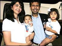 पियूष बॉबी जिंदल अपनी पत्नी और बच्चों के साथ