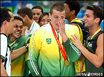 Integrantes da seleção brasileira de natação cercam César Cielo no Cubo D'Água