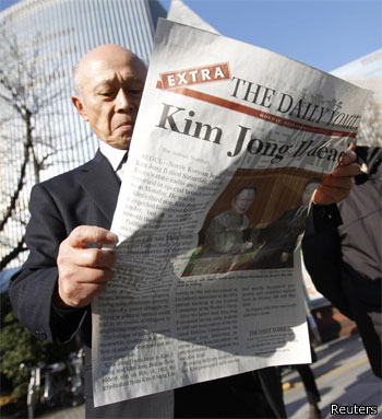 Persona leyendo la prensa