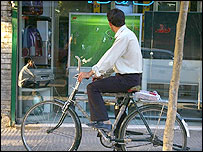 عابری در مشهد به هنگام تماشای بازی فوتبال 