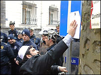 مغربی سفارت خانوں کے باہر مظاہرے ہوئے ہیں۔