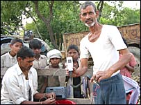 कुल्हड़ में बिजली संयंत्र बनाते ब्रजेश