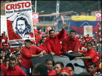 Hugo Chávez acena para simpatizantes em manifestação pró-reforma