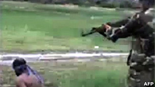 சரணடைந்த விடுதலைப் புலிகளை படையினர் சுட்டுக்கொன்றதாக சானல்4 வெளியிட்ட காட்சி ஒன்று