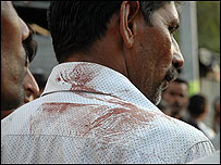 घटनास्थल पर स्थानीय लोग