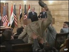 Phóng viên Iraq ném giày vào Tổng thống Bush