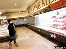 日本东北部青森县盛冈一家超市货架已空空如也（16/03/2011）