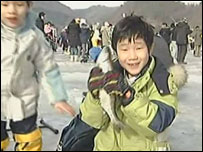 Sul-coreano segura truta recém-pescada