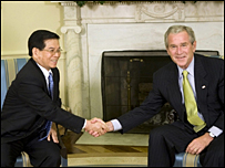 Chủ tịch Nguyễn Minh Triết và tổng thống Bush bắt tay tại Phòng Bầu Dục 