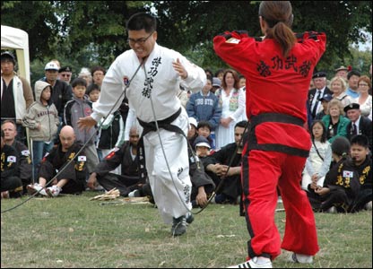 Lớp võ Sung-ji biểu diễn võ thuật, nội công