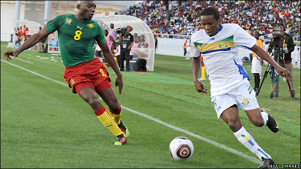 Moise Brou Apanga looks to get the better of Geremi