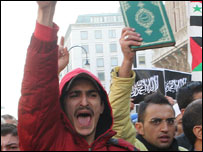 ویانا میں بھی اطالوی سفارت خانے کے باہر مظاہرہ ہوا ہے۔