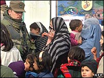 افغان ها در انتظار دريافت کمک صف بسته اند