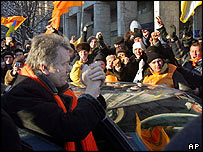 حزب اختلاف کے رہنما وِکٹر یوش چینکو ایک ریلی کے دوران