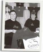 Llinos Mair a'i chwaer Jennifer ar stondin Celtes yn Eisteddfod Genedlaethol Cymru, Tyddewi