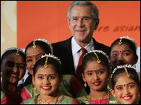 George Bush Singapurlu çocuklarla