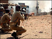 گجرات فسادات کے دوران پولیس کارروائی کرتے ہوئے