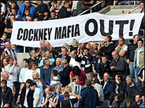 Cổ động viên Newcastle phản đối ông Mike Ashley