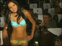 Modelo exibe lingerie em vôo