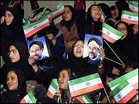 Záběr z předvolebního shromáždění v roce 2000